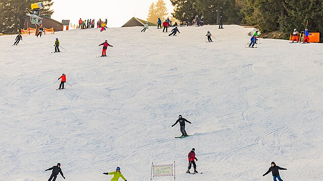 V Peci pod Sn�kou nyn� ly�uj� hlavn� �koln� skupiny. (18. prosince 2025)