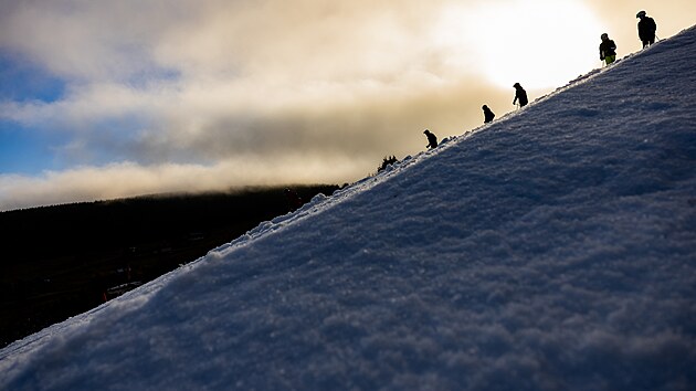 V Peci pod Sn�kou nyn� ly�uj� hlavn� �koln� skupiny. (18. prosince 2025)