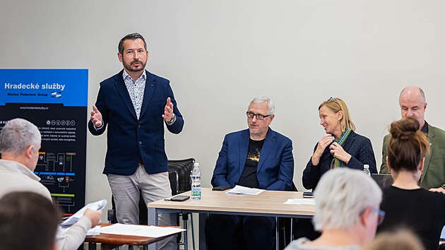 Zleva je �editel Hradeck�ch slu�eb Martin Hu�ek, n�m�stek prim�torky pro oblast majetku Pavel Vrbick� (Pir�ti), prim�torka Pavl�na Springerov� (HDK) a n�m�stek prim�torky pro investice Luk� ��dek (TOP 09).