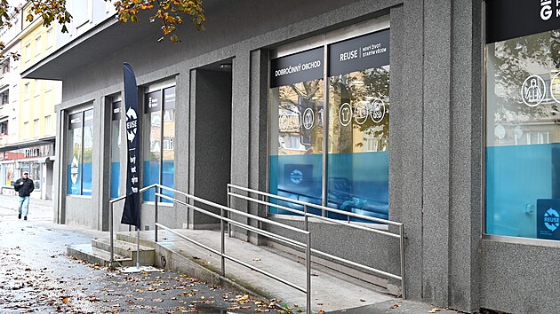 Na hradeck� Go��rov� t��d� otev�el nov� re-use dobro�inn� obchod zam��en� na textil. (��jen 2025)