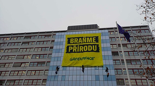 Aktivist� Greenpeace kr�tce p�ed 10:00 na budovu ministerstva �ivotn�ho prost�ed� zav�sili transparent s n�pisem �Bra�me p��rodu�. (15. prosince 2025)