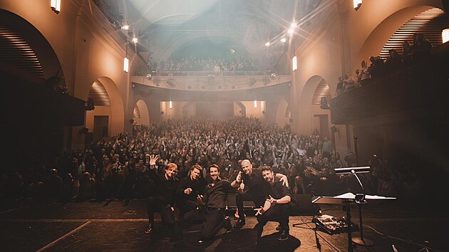 Orchestr Tremolo p�i ZU� T�emo�n� m�l tu �est si zahr�t po boku zlat�ho slav�ka V�clava Noida B�rty. Z�jem o vstupenky na koncert Filmov� V�noce byl tak obrovsk�, �e p�idali je�t� dal�� dva koncerty.