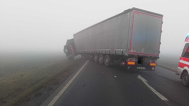 Nehoda dvou n�kladn�ch a jednoho osobn�ho vozidla u Vrbic na Karlovarsku (18. prosince 2025)