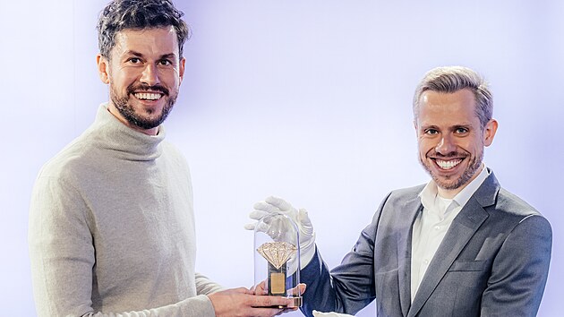 ��fredaktor iDNES.cz Maty� Kaiser a majitel spole�nosti Arete Diamond Vladim�r Kondrat�nko s trofej� pro v�herce sout�e (12. prosince 2025)