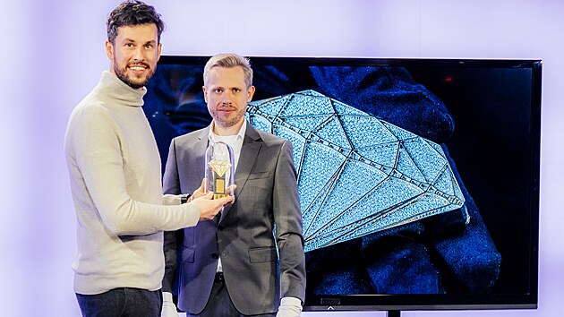 ��fredaktor iDNES.cz Maty� Kaiser a majitel spole�nosti Arete Diamond Vladim�r Kondrat�nko s trofej� pro v�herce sout�e (12. prosince 2025)