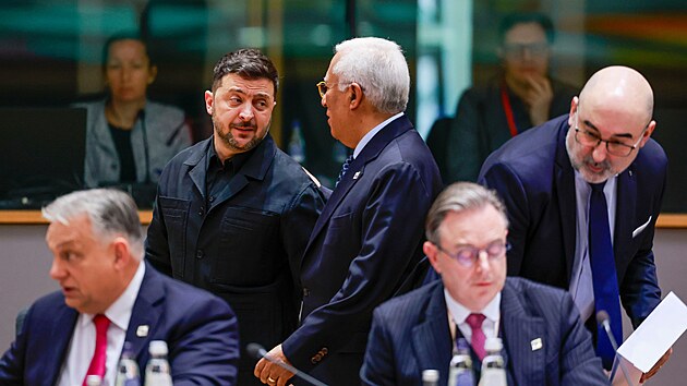 Ukrajinsk� prezident Volodymyr Zelenskyj s p�edsedou Evropsk� rady Antoniem Costou b�hem summitu EU v Bruselu.(18. prosince 2025)