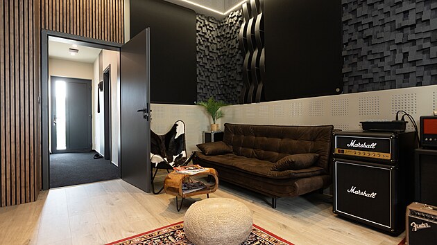 Ve studiu je pro odpo��vaj�c� muzikanty p�ipraven pohodln� gau� i lednice pln� ob�erstven�.