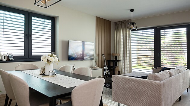 Ob�vac� prostor je spojen s j�delnou i kuchyn� do jedn� velk� vzdu�n� m�stnosti.