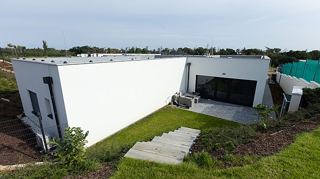 D�m je modern�, postaven� v jak�si prohlubni, tak�e je ��ste�n� skryt p�ed okol�m.