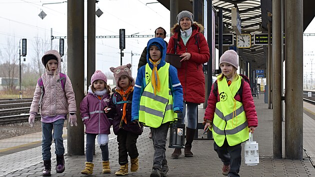 Betl�msk� sv�tlo dorazilo do Ostravy. Skauti jej p�ivezli mimo jin� na n�dra�� ve Svinov�. (13. prosince 2025)