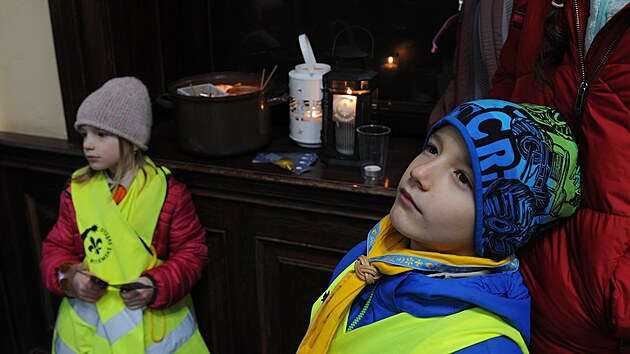 Betl�msk� sv�tlo dorazilo do Ostravy. Skauti jej p�ivezli mimo jin� na n�dra�� ve Svinov�. (13. prosince 2025)