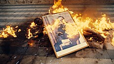 Revoluce v Nikaragui. Portrét prezidenta Somozy na oho�elém t�le jeho gardisty...