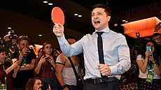 Mladý a neokoukaný. Herec a bavi Volodymyr Zelenskyj v prezidentské kampani v...