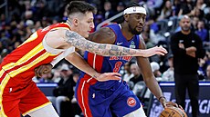 Caris Levert (vpravo) z Detroitu a Vít Krejí z Atlanty.