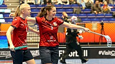 Florbalová obránkyn Nela Jiráková (vpravo) se raduje s Karolínou Klubalovou z...