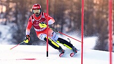 Loic Meillard na trati slalomu ve Val d'Isere.