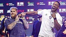 Jake Paul (vlevo) a Anthony Joshua p�i staredownu. �ádná velká nevra�ivost mezi...