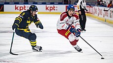 Marcus Sörensen (vlevo) bedliv sleduje akci Jiího Ticháka.