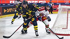 Za brankou bojují Max Friberg (vlevo) a Filip Pyrochta.
