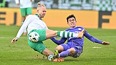 Tvrdý souboj Drchala z Bohemians se Samkem z Karviné.