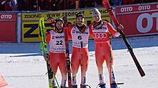 Luca Aerni (vlevo), Marco Odermatt (vpravo) a Loic Meillard po ob�ím slalomu ve...
