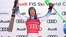 Timon Haugan slaví triumf ve slalomu ve Val d'Isere.