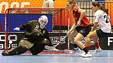 �eská branká�ka Jana Christianová sleduje mí�ek, který letí do jejího...