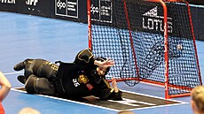 Norská branká�ka Kristine Ekholtová dostává gól.