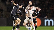 Oscar Gloukh z Ajaxu taní mezi hrái Karabachu.