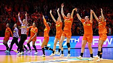 Nizozemské házenkáky oslavují tvrtfinálovou výhru nad Maarskem.