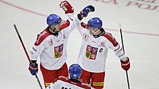 Ke gólu si gratulují Filip Chlapík a Roman ervenka (vpravo), pijídí k nim...