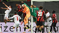 �eský branká� Luká� Horní�ek z Bragy boxuje mí� p�i záv�re�ném tlaku Nice.