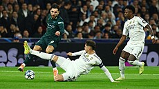 Rayan Cherki (vlevo) z Manchesteru City proti dvojici Federico Valverde (ve...