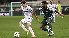 U míe je Denis Viinský z Plzn, napadá ho Erik Palmer-Brown z Panathinaikosu.