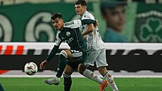 Mí� zpracováváv Georgios Kyriopoulos z Panathinaikosu, na zádech má Denise...