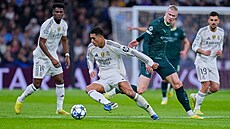 Elegantn kontroluje mí Jude Bellingham, sleduje ho Erling Haaland.