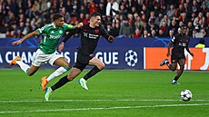 Patrik Schick nabírá rychlost, p�idr�uje ho Malick Thiaw.