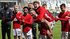 Fotbalisté Alkmaaru si uívají výhru nad Dritou. S íslem 33 tleská i Matj ín.