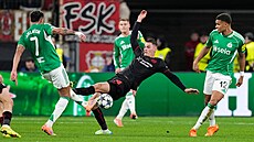 Patrik Schick a Joelinton (vlevo) v souboji o mí�.