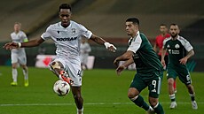 Plze�ský stoper Sampson Dweh zpracovává mí�, sleduje ho  Anass Zaroury z...