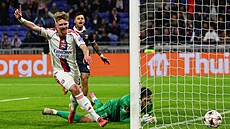 Pavel ulc z Lyonu skóruje proti Go Ahead Eagles.