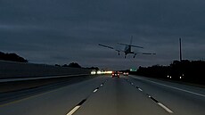 Letadlo muselo nouzov pistálo na dálnici a narazilo do auta