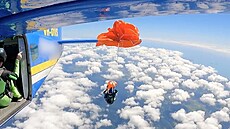 Parautistovi se ped seskokem zachytil padák o ocas letadla. (10. prosince...