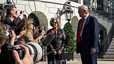 Personální �éfka Bílého domu Susie Wilesová doprovází Donalda Trumpa, Norfolk,...