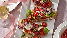 Bruschetta s pikantní zeleninou na vín�