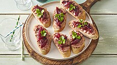 Bruschetta s pa�tikou a cibulovou marmeládou