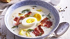 B�l� pol�vka se slaninou, vejcem a koprem