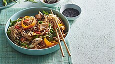 Asijský nudlový salát se sezamovým dresinkem