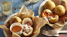 Arancini s mozzarellou a om��kou z pe�en�ch paprik