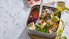 Barevn� sal�t s marinovan�m tofu na asijsk� zp�sob